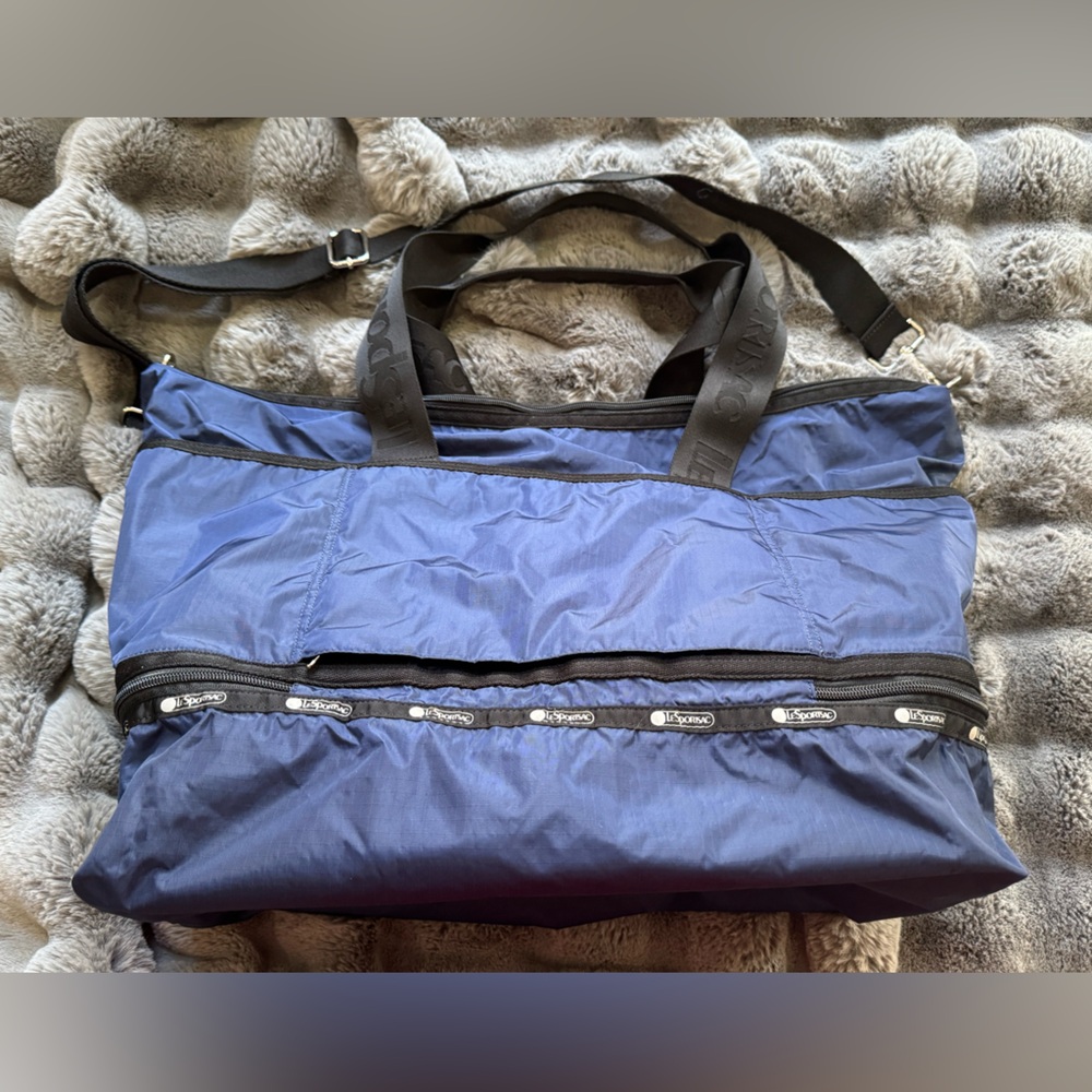 LeSportSac Deep Blue Dakota Medium Deluxe Weekender Bag - Picture 3 of 10